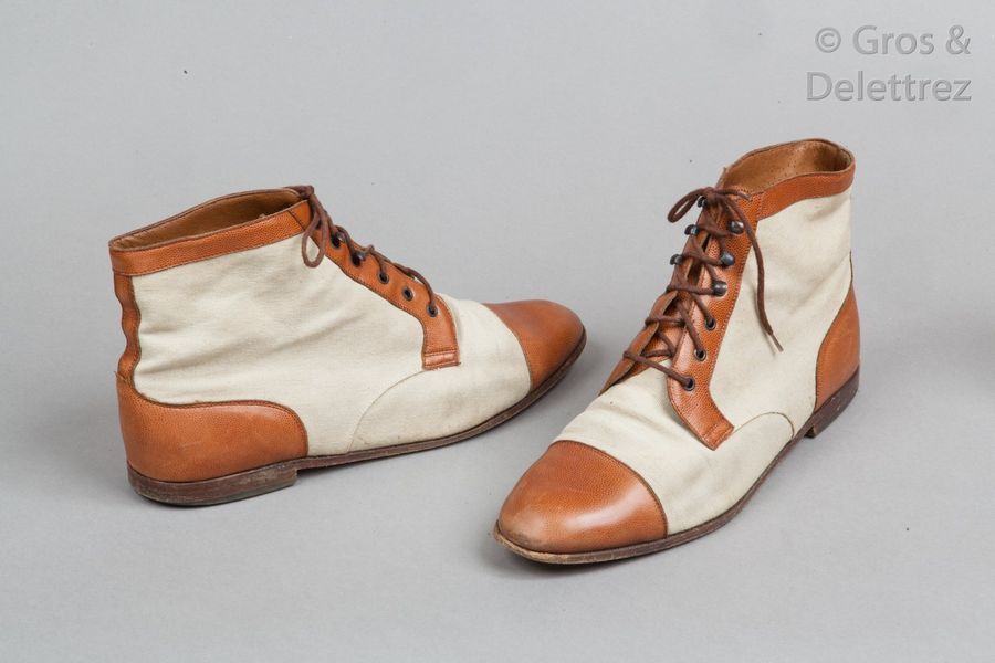 Null CERUTTI par Fratelli ROSSETTI

Paire de bottines lacées en toile beige et c&hellip;