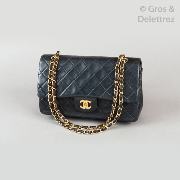 CHANEL circa 1997 Sac «?Classique?» 25cm en cuir agneau matelassé noir, fermoir &hellip;