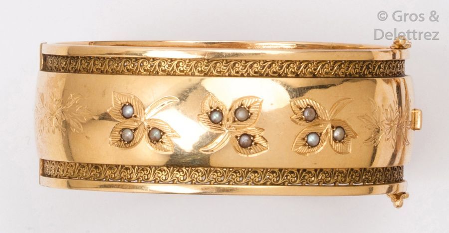 Null Bracelet jonc ouvrant en or jaune ajouré et ciselé, à décor de feuillage se&hellip;