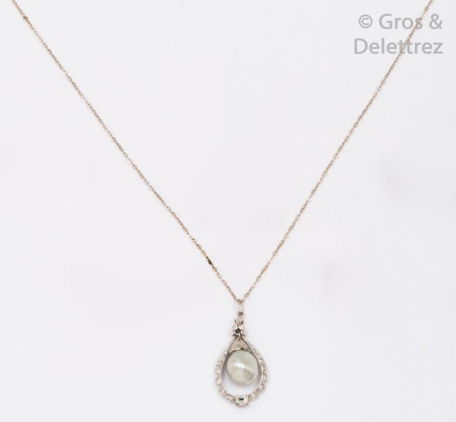 Null Collier pendentif en or gris, orné d’une perle baroque mobile dans un entou&hellip;