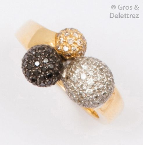 Null Bague «?Boule?» en or jaune, sertie de diamants blancs, noirs et cognacs. T&hellip;