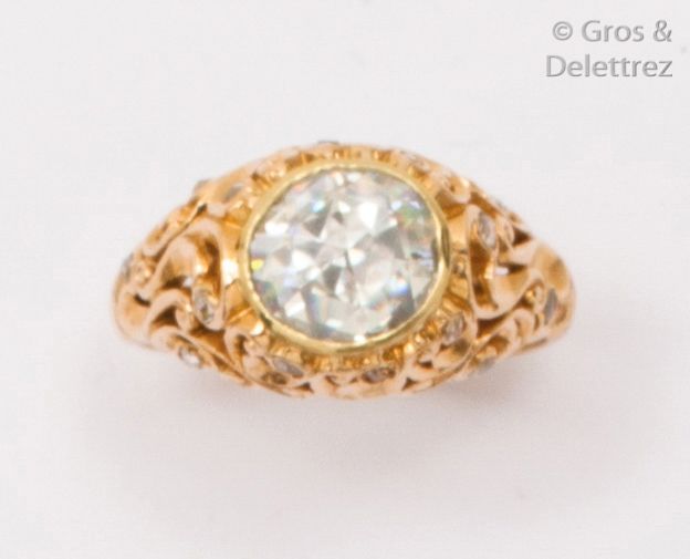 Null Bague en or jaune ciselé à décor de rinceaux, ornée d’un diamant briolette &hellip;