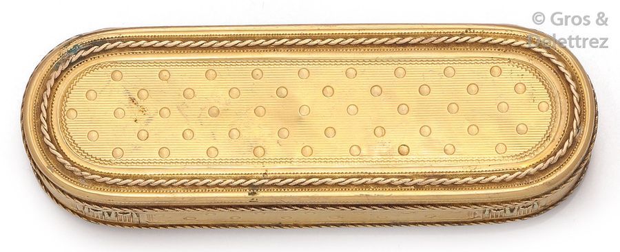 Null Boîte à mouches en or jaune ciselé, à décor de guirlande.
XVIIIe siècle. P.&hellip;