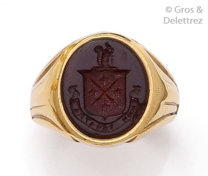 Null Bague «Chevalière» en or jaune, orné d'une cornaline gravée d'armoiries.
To&hellip;