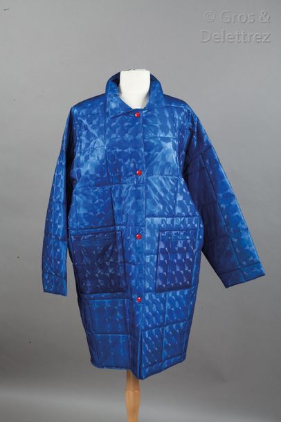 Elisabeth de SENNEVILLE Hiver 1980. Manteau en plastique bleu indigo soudé prove&hellip;