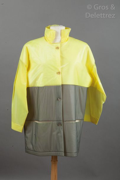 Elisabeth de SENNEVILLE Hiver 1980. Veste en plastique gris, jaune, soudé sur ou&hellip;