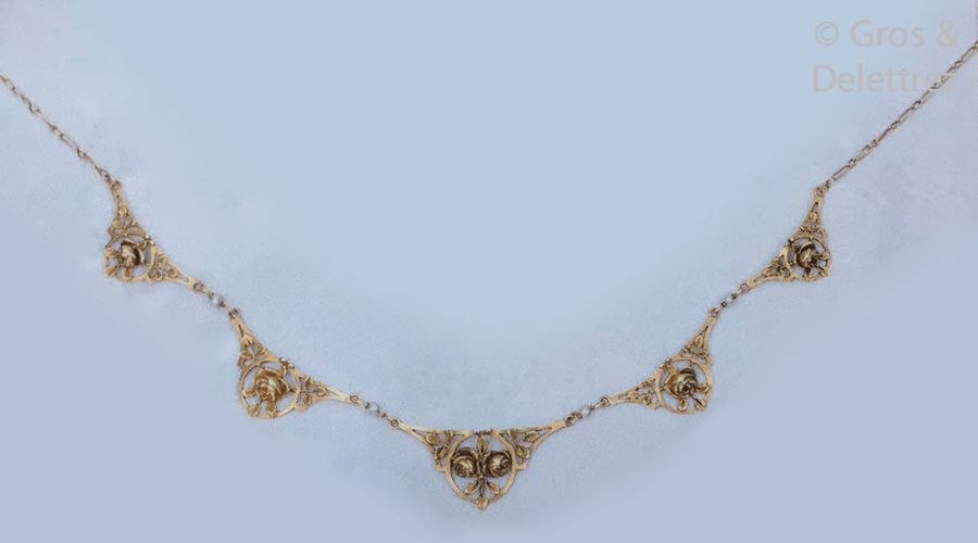 Null Collier "Colerette" en or jaune à décor de roses, alterné de perles. Longue&hellip;