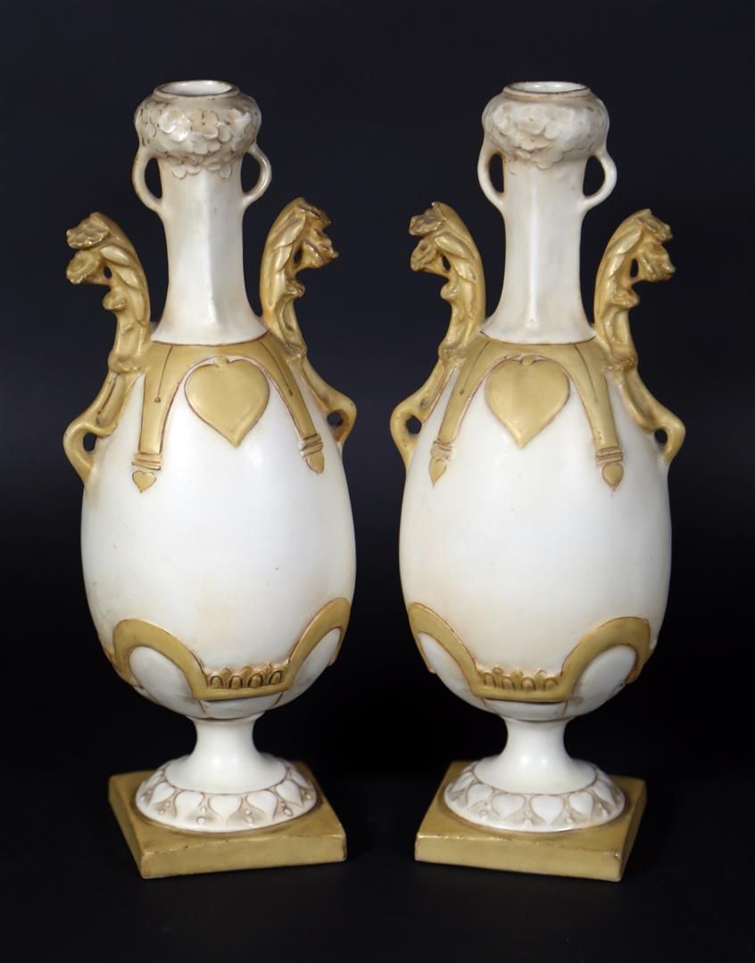 Null ROYAL DUX BOHEMIA : Paire de vases en porcelaine partiellement dorée de for&hellip;