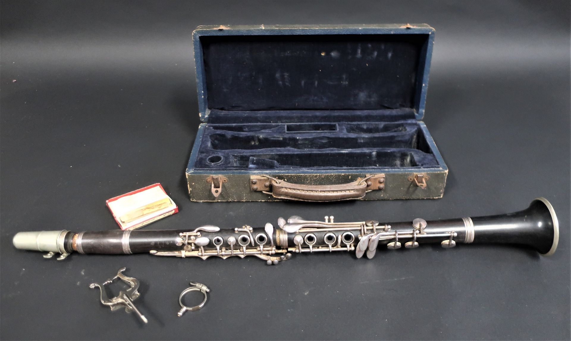 Null MARTIN Frères in Paris : 黑檀木单簧管，装在箱子里，20世纪初，原样。