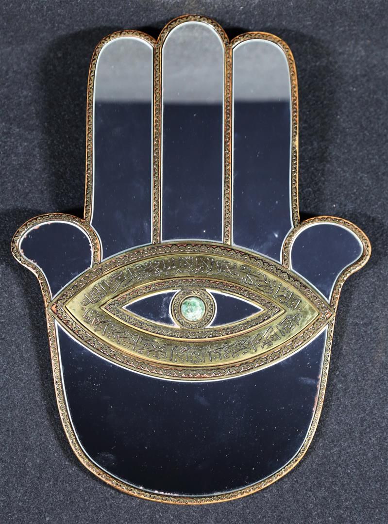 Null 幸福之手或法特玛之手形状的纳扎尔镜子，黄铜材质，刻有阿拉伯铭文的装饰，眼睛的中心是一个半凸圆形的绿色硬石，限量版印刷品编号1098/1999。46 x&hellip;