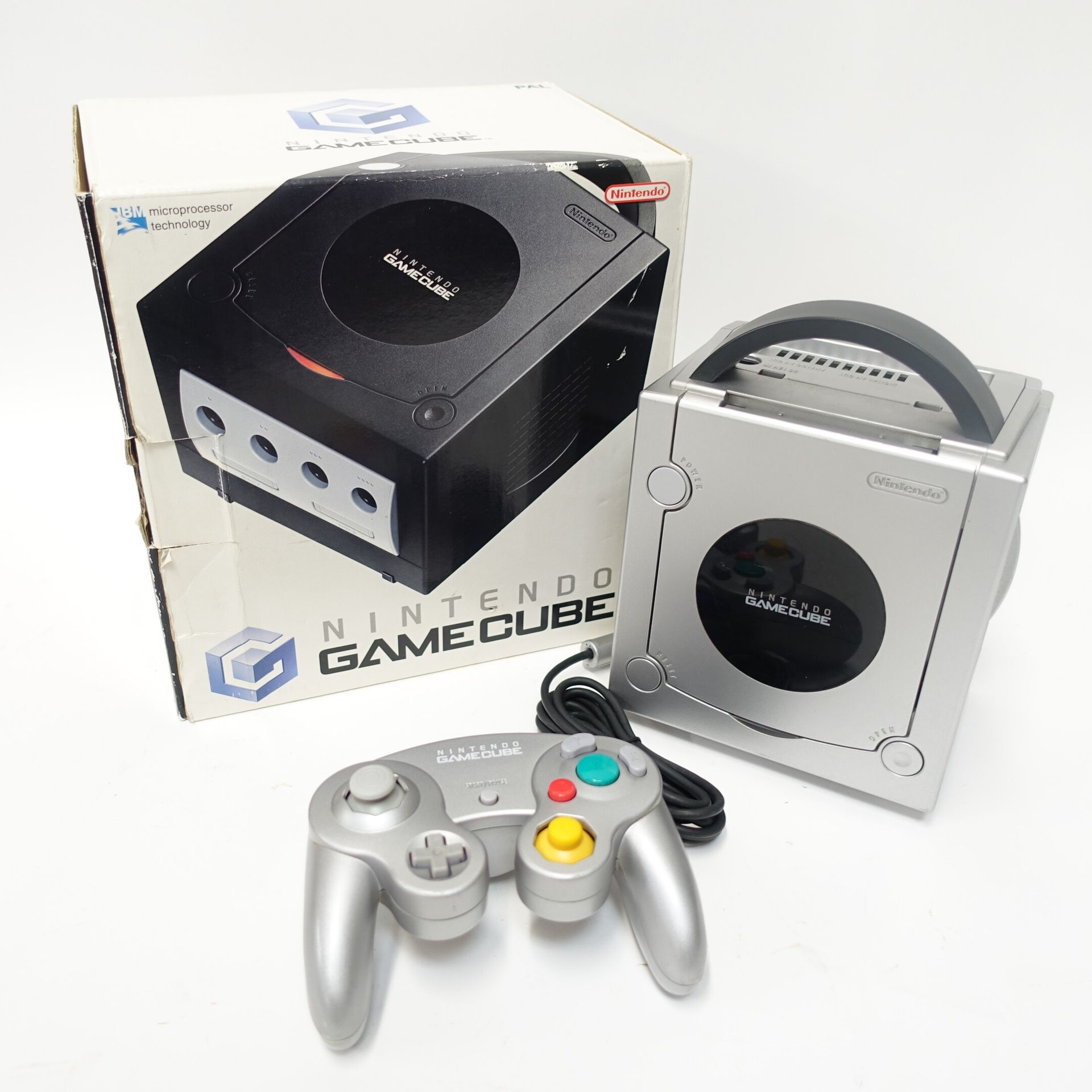 RETROGAMING - 任天堂Gamecube银色控制台，配有控制器、电缆、纸板楔子