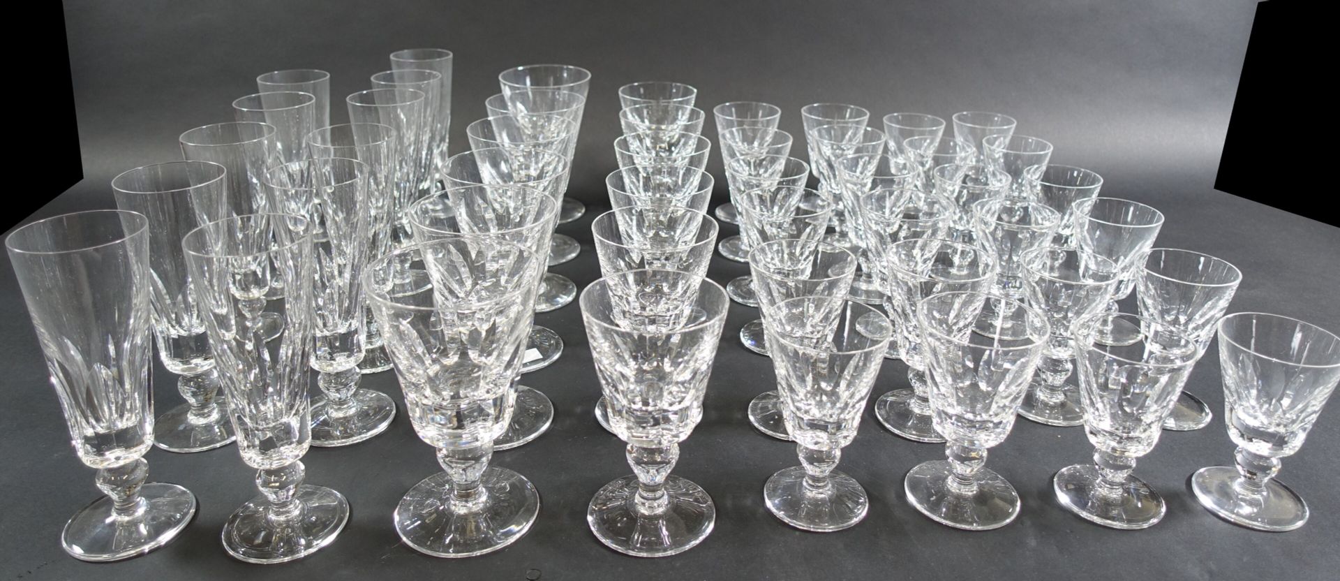 Null SAINT-LOUIS : Service de verres à pied en cristal taillé comprenant 11 flût&hellip;