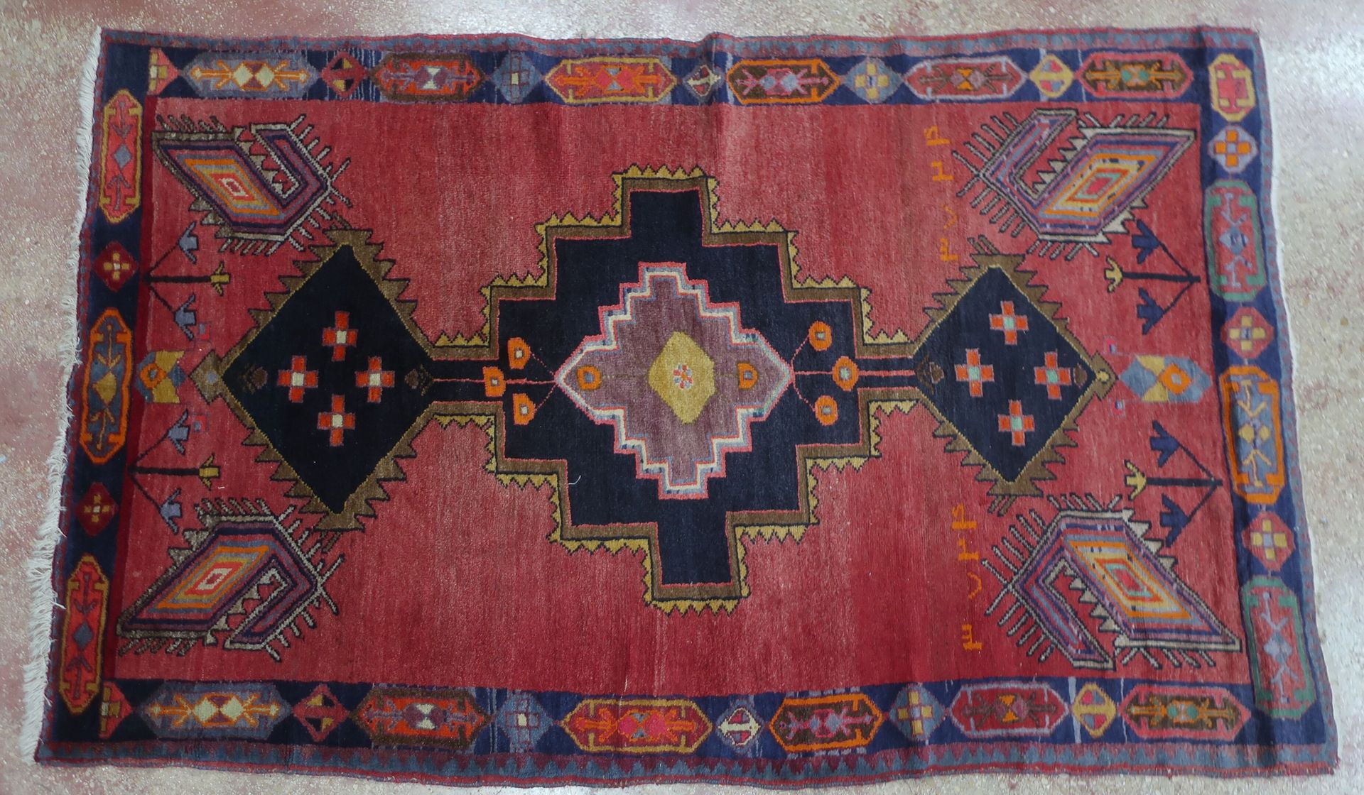 Null Tapis d'Orient en laine nouée main à décor de motifs géométriques polychrom&hellip;