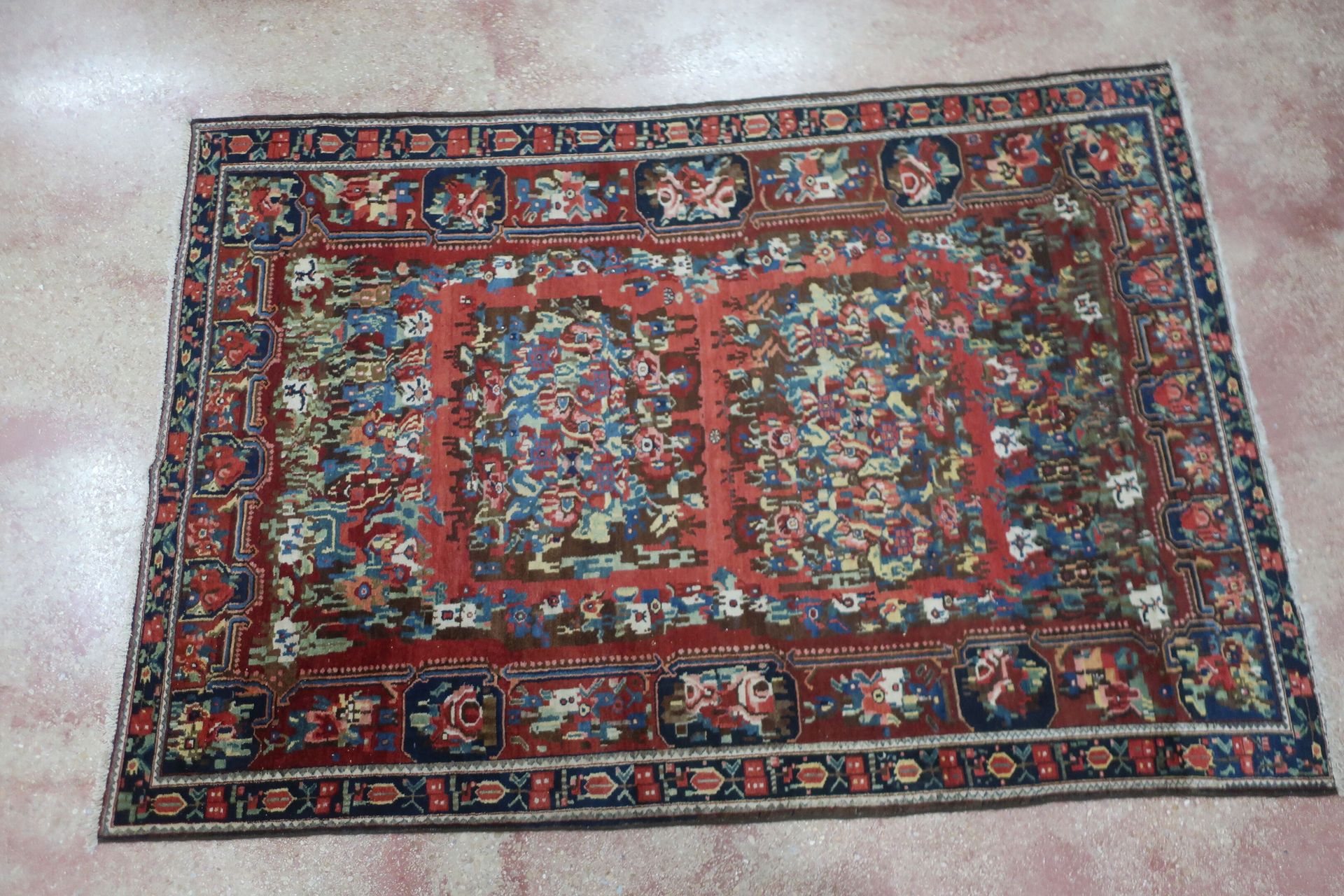 Null Grand tapis d'Orient en laine nouée main à décor floral polychrome sur fond&hellip;