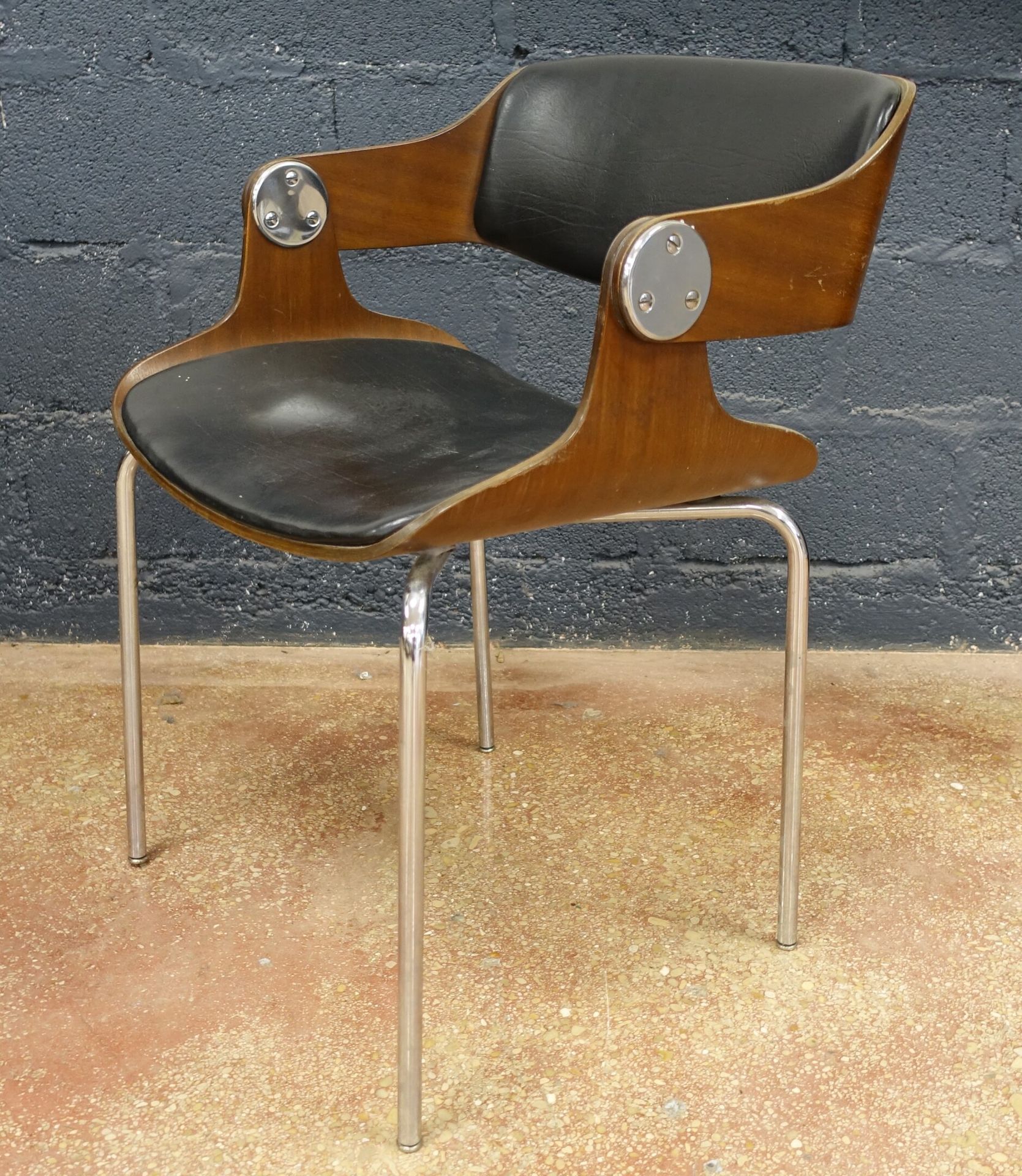 Null EUGEN SCHMIDT：扶手椅，约1965年，木头、皮革和铬钢。高78厘米。宽度56厘米。深度54厘米