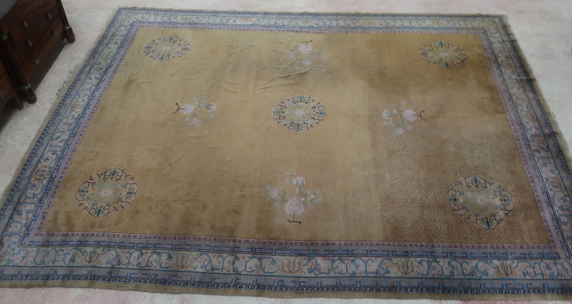Null Important tapis chinois en laine nouée main à décor de médaillons végétaux &hellip;