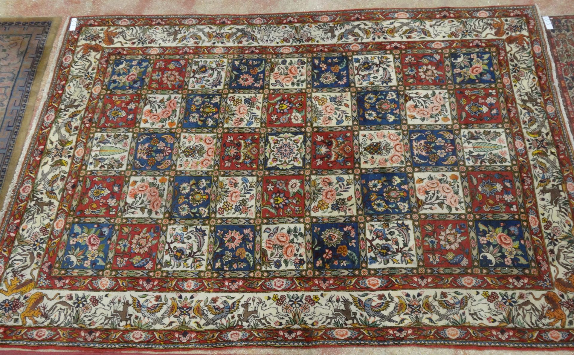 Null Grand tapis d'Orient en laine nouée main à riche décor polychrome de caisso&hellip;