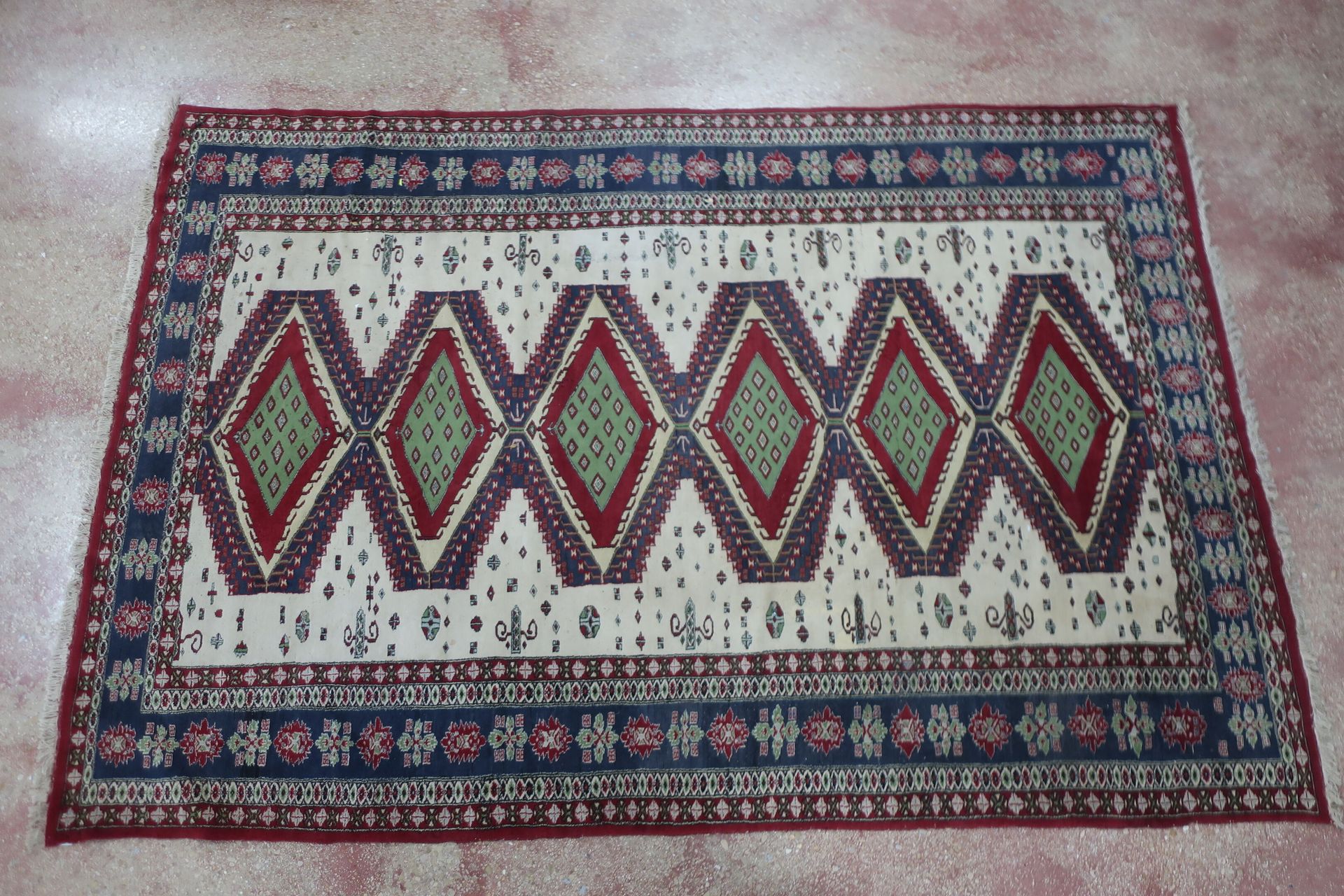 Null Grand tapis d'Orient en laine nouée main à décor de six losanges sur fond c&hellip;