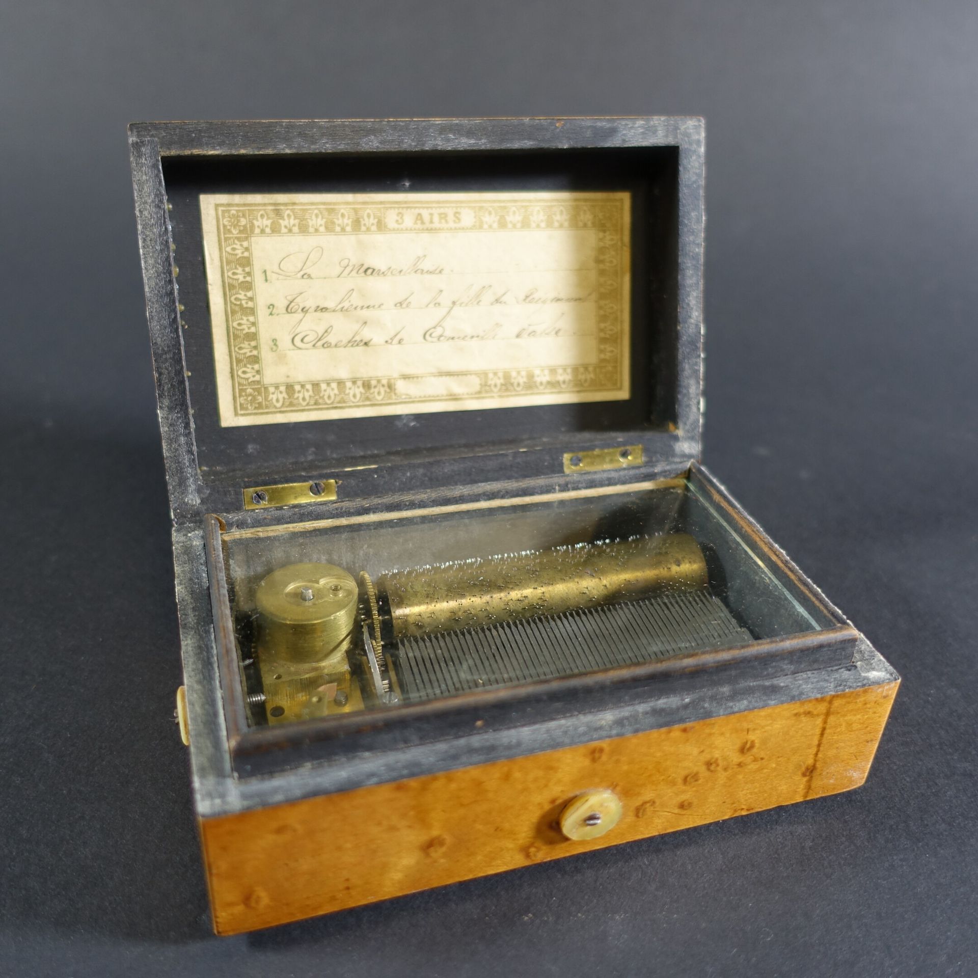 Null Small music box with three tunes (la Marseillaise, Tyrolienne de la Fille d&hellip;