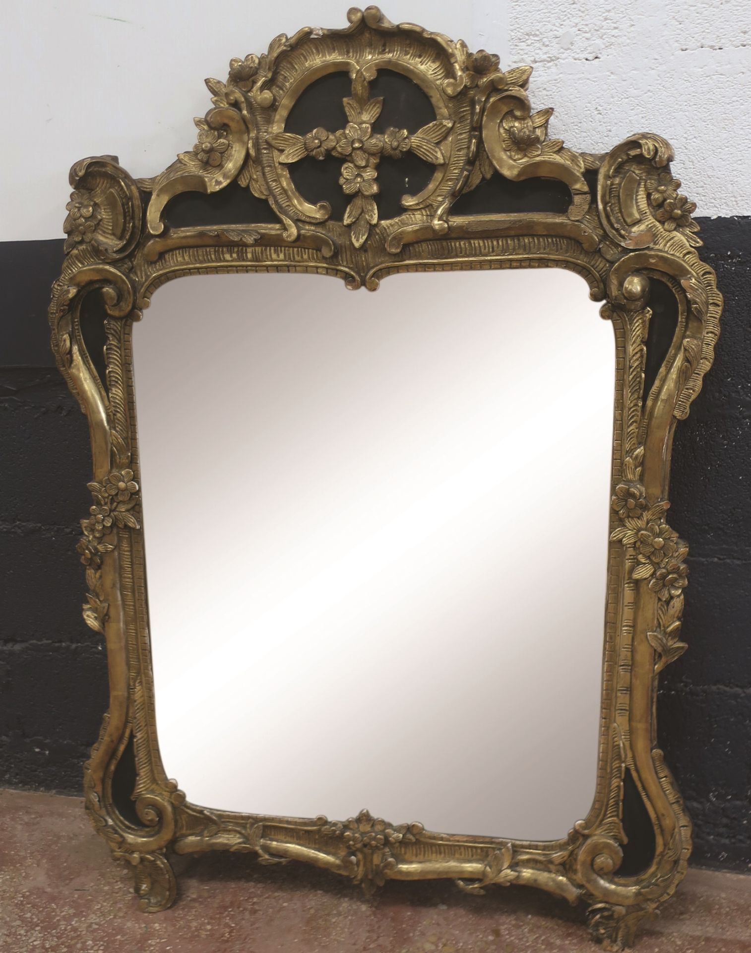 Null Uno specchio in legno dorato e dipinto di verde del periodo Luigi XV intagl&hellip;