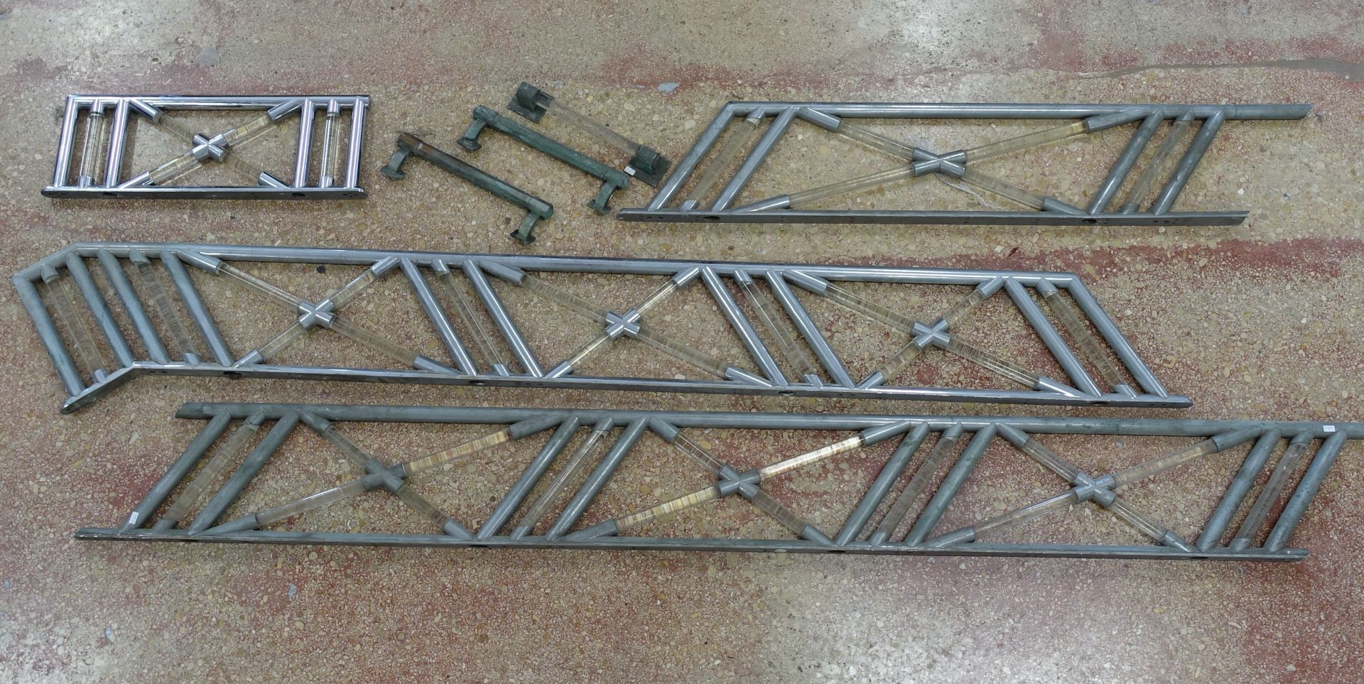 Null 一套四个扶手元件，1970年代，铬钢和玻璃管。尺寸：220×26厘米；220×26厘米；120×26厘米；60×22厘米。附：金属和玻璃管的三个门把手&hellip;