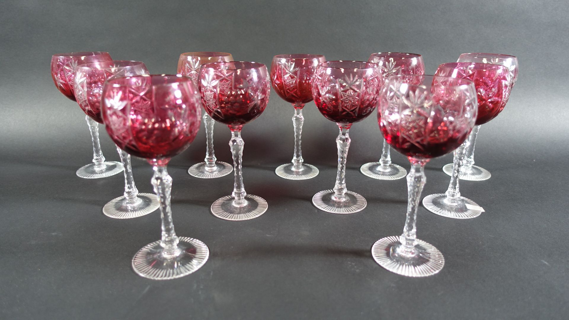 Null 11只莱茵河酒杯，红色有色水晶，切割有星星、花束等，杯柄有切面，杯脚有凹槽。高度：16.5厘米。高度：16.5厘米

- 19