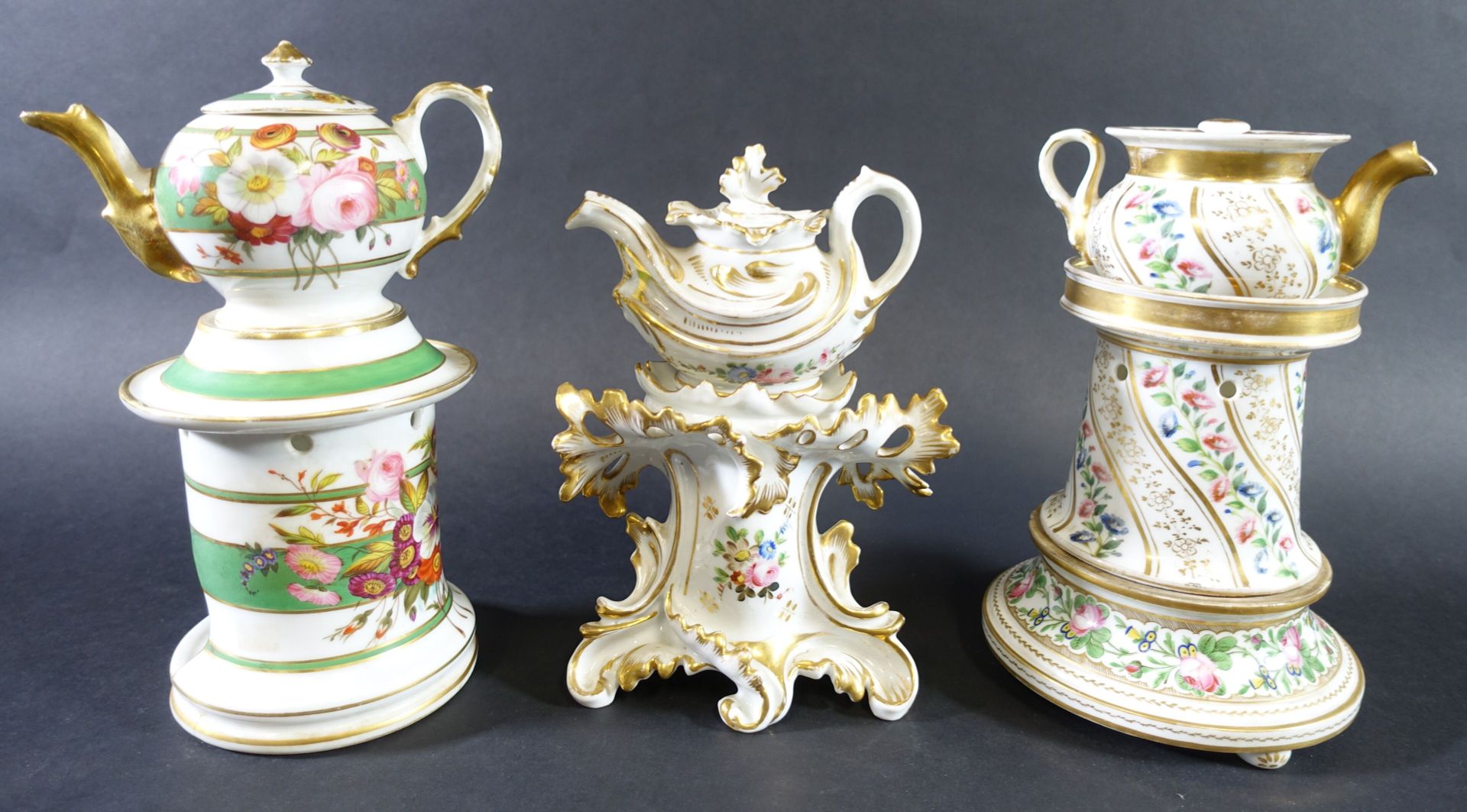 Null Trois tisanières en porcelaine à décor polychrome et doré, ép. XIX's (manqu&hellip;