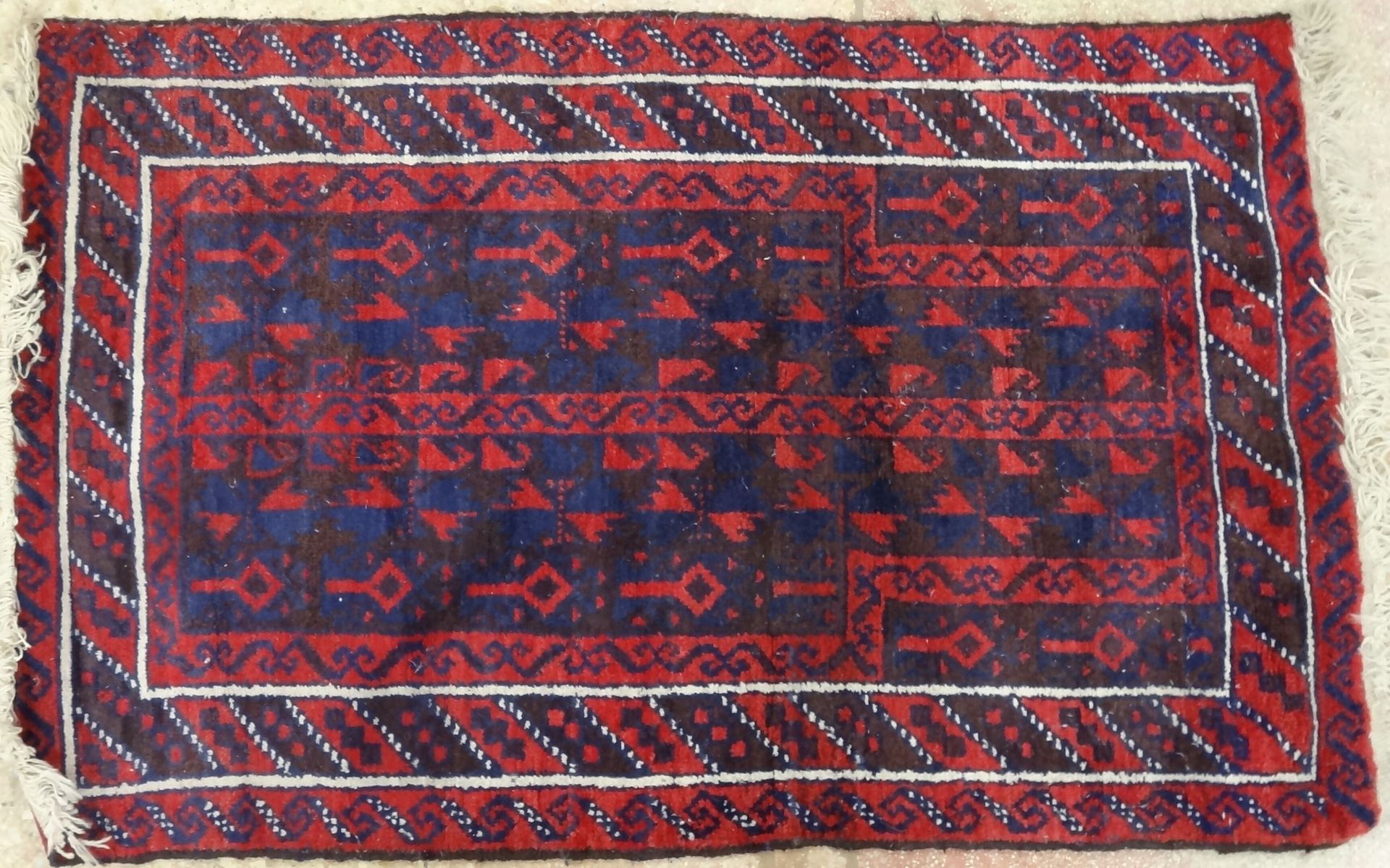Null Tapis d'Orient en laine nouée à décor de motifs et frises géométriques sur &hellip;