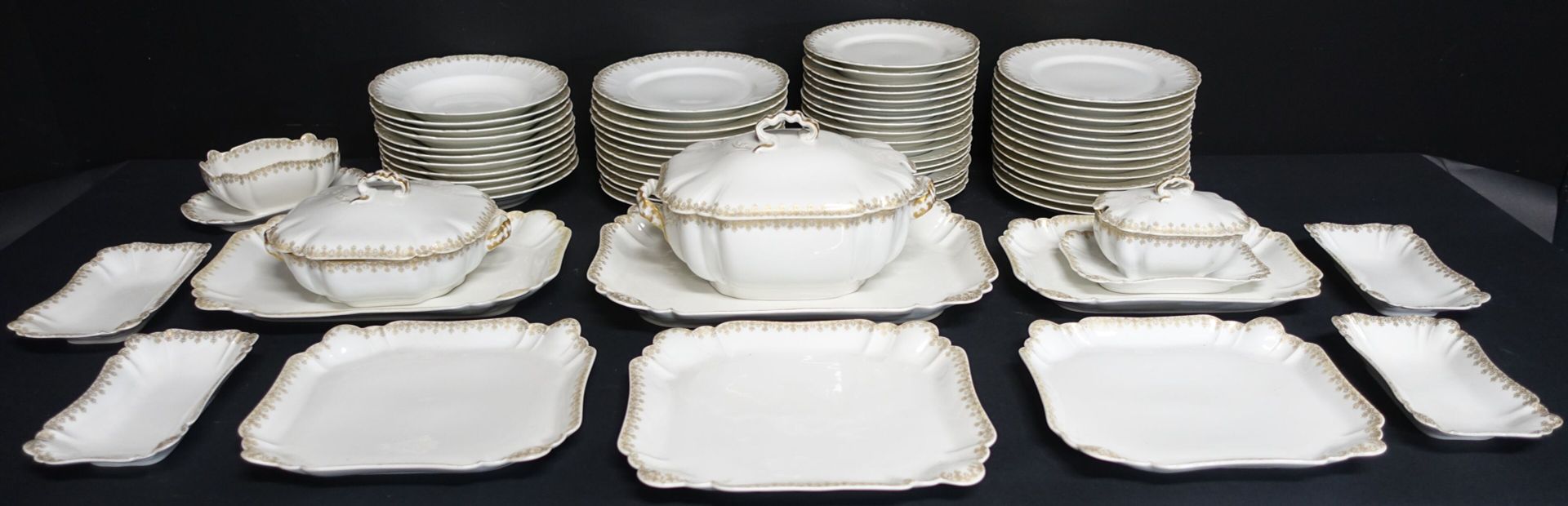Null LIMOGES HAVILAND : Service de table en porcelaine à motifs dorés, comprenan&hellip;