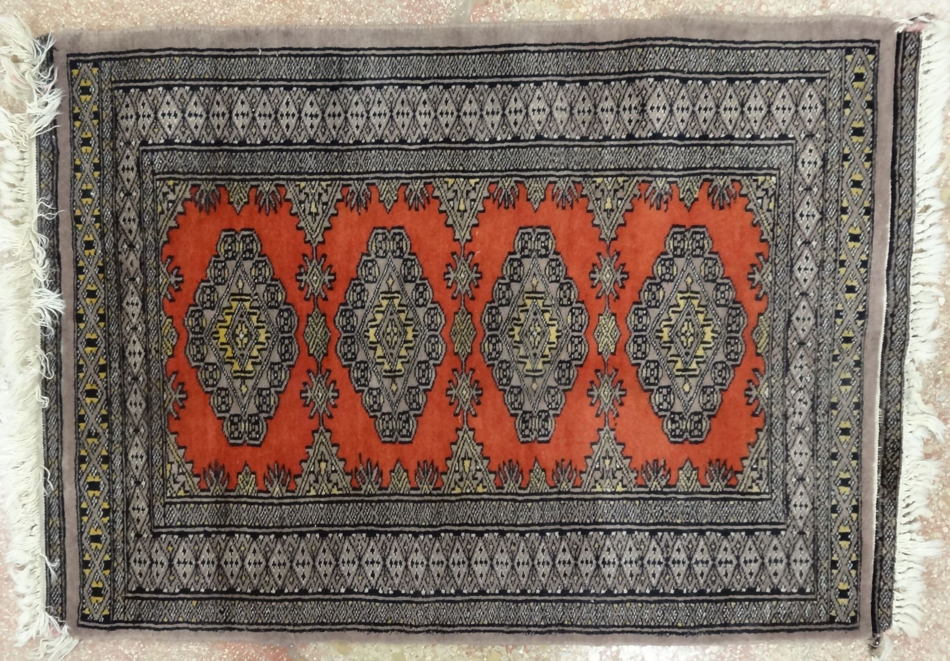 Null Tapis d'Orient en laine nouée à décor de quatre losanges sur fond rouge et &hellip;