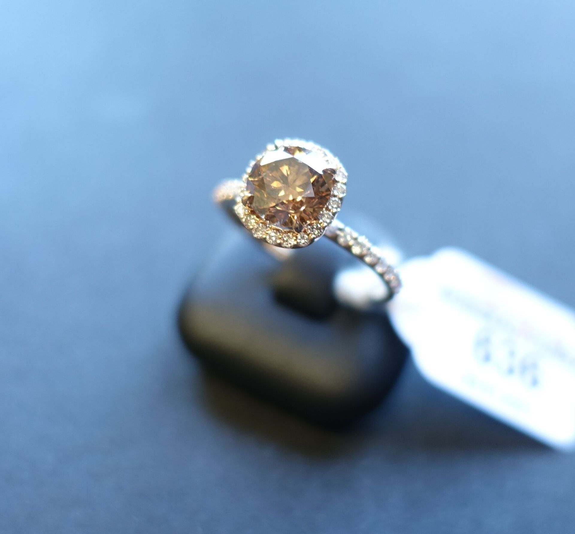 Null Bague en or rose 750 millièmes, ornée au centre d'un diamant rond de taille&hellip;