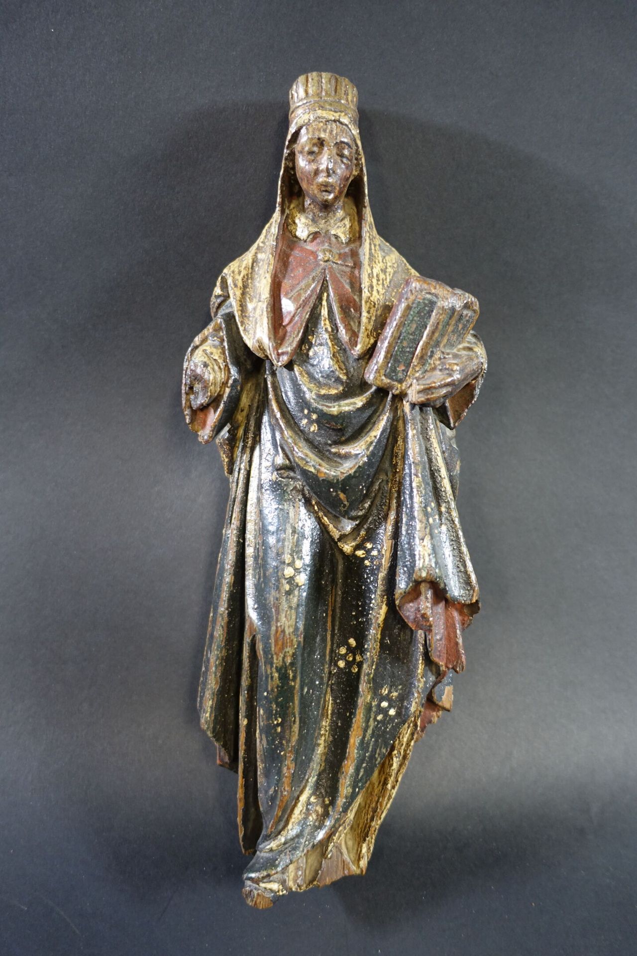 Null Ecole française du XVI's : Sainte-Femme tenant un livre ouvert. Sculpture d&hellip;