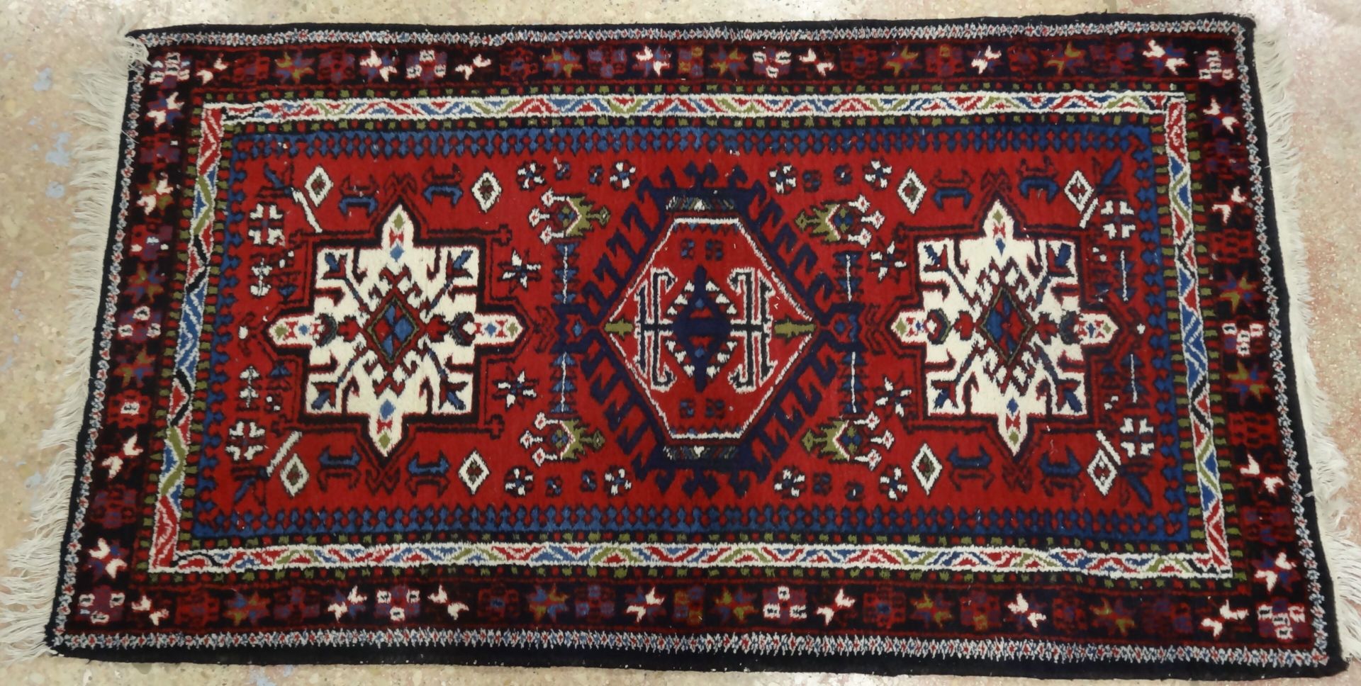 Null Tapis d'Orient en laine nouée à décor de motifs géométriques polychromes su&hellip;