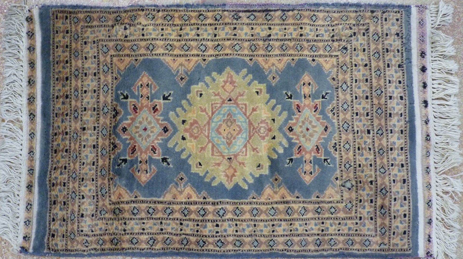 Null Tapis d'Orient en laine nouée à décor de motifs géométriques sur fond bleu.&hellip;
