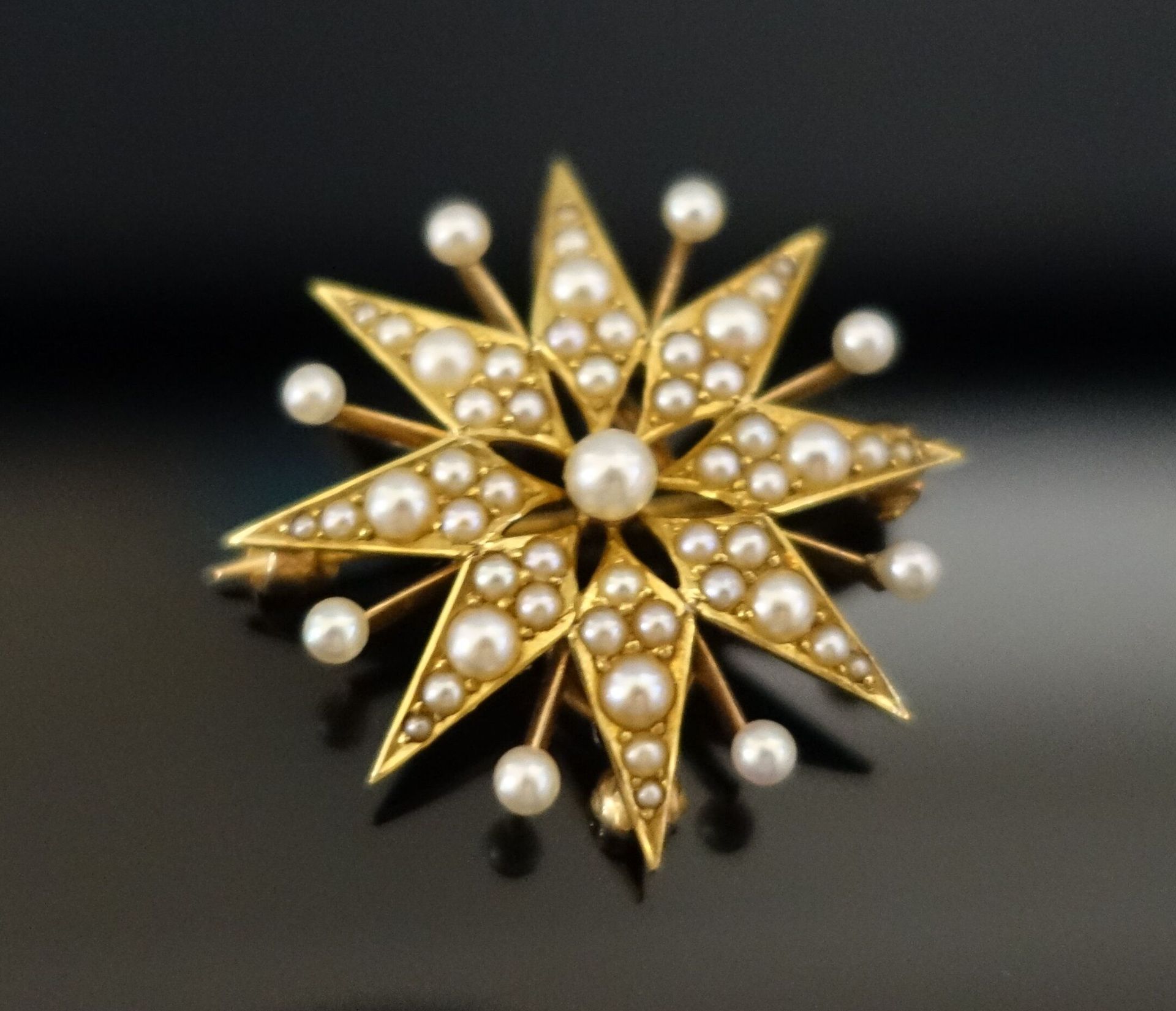 Null Broche étoile en or 585 millièmes sertie de perles de culture. Poids : 4,3 &hellip;