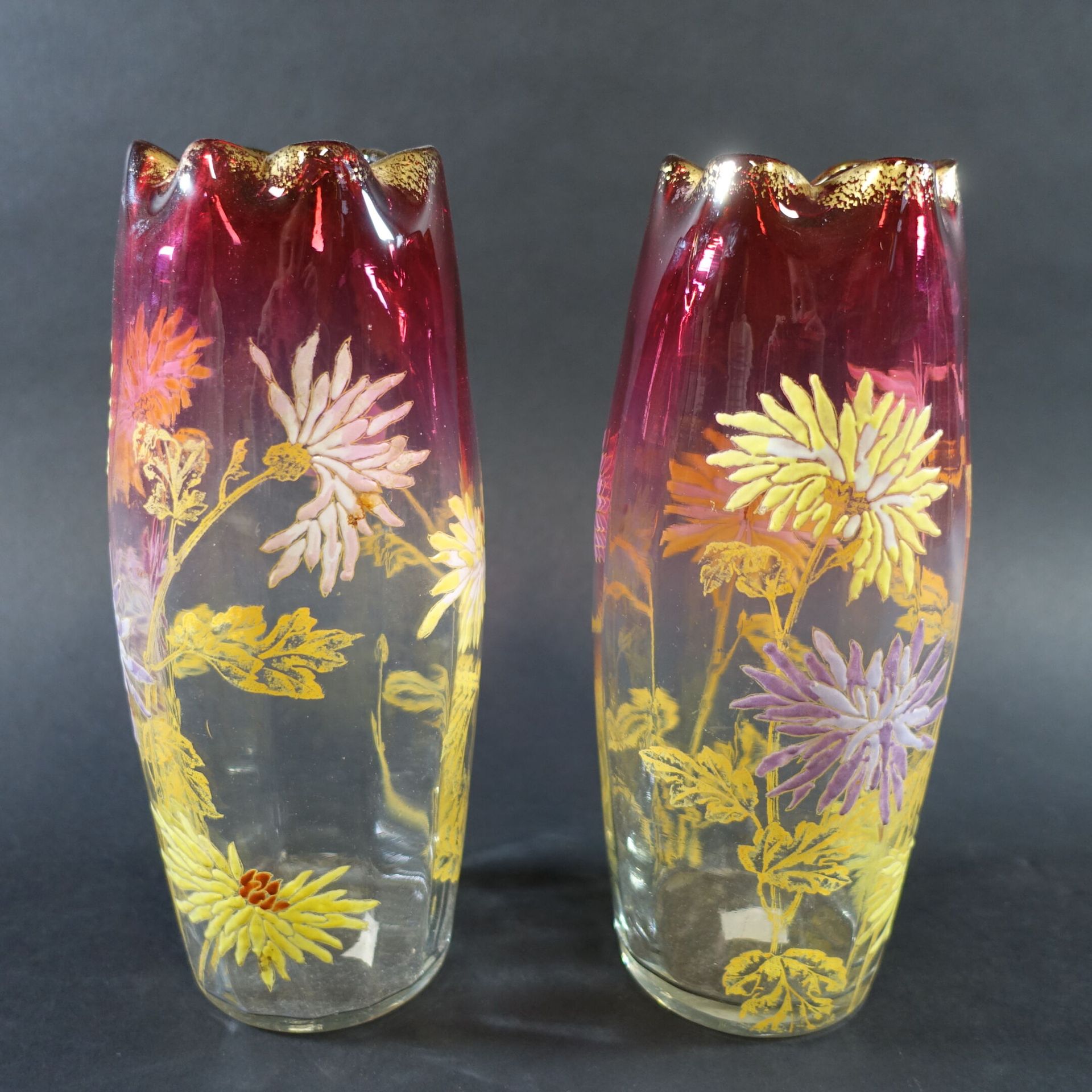 Null LEGRAS : Paire de vases ovoïdes à godrons en verre en partie teinté rouge e&hellip;