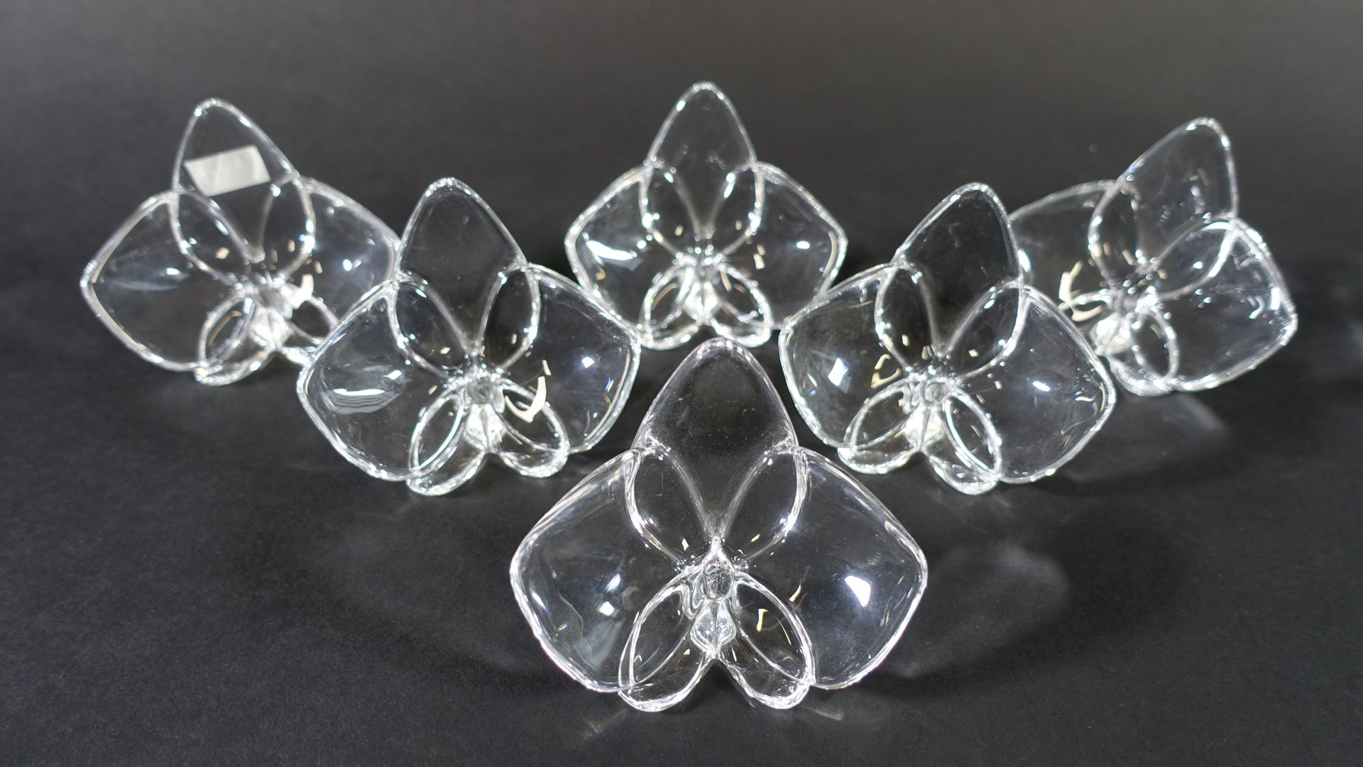 Null BACCARAT : Six fleurs à poser en cristal, cachets. Haut. : 7 cm