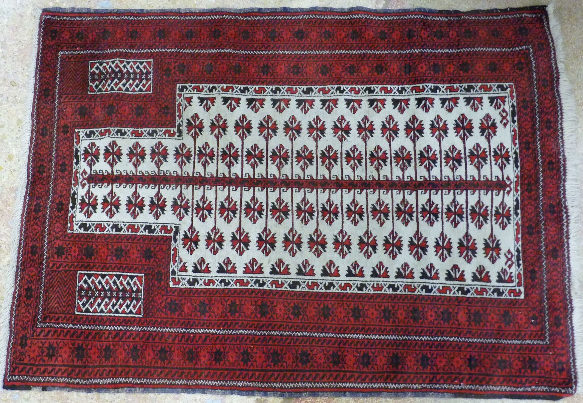 Null Tapis d'Orient en laine nouée à décor d'un mirhab sur fond rouge. 140 x 100&hellip;