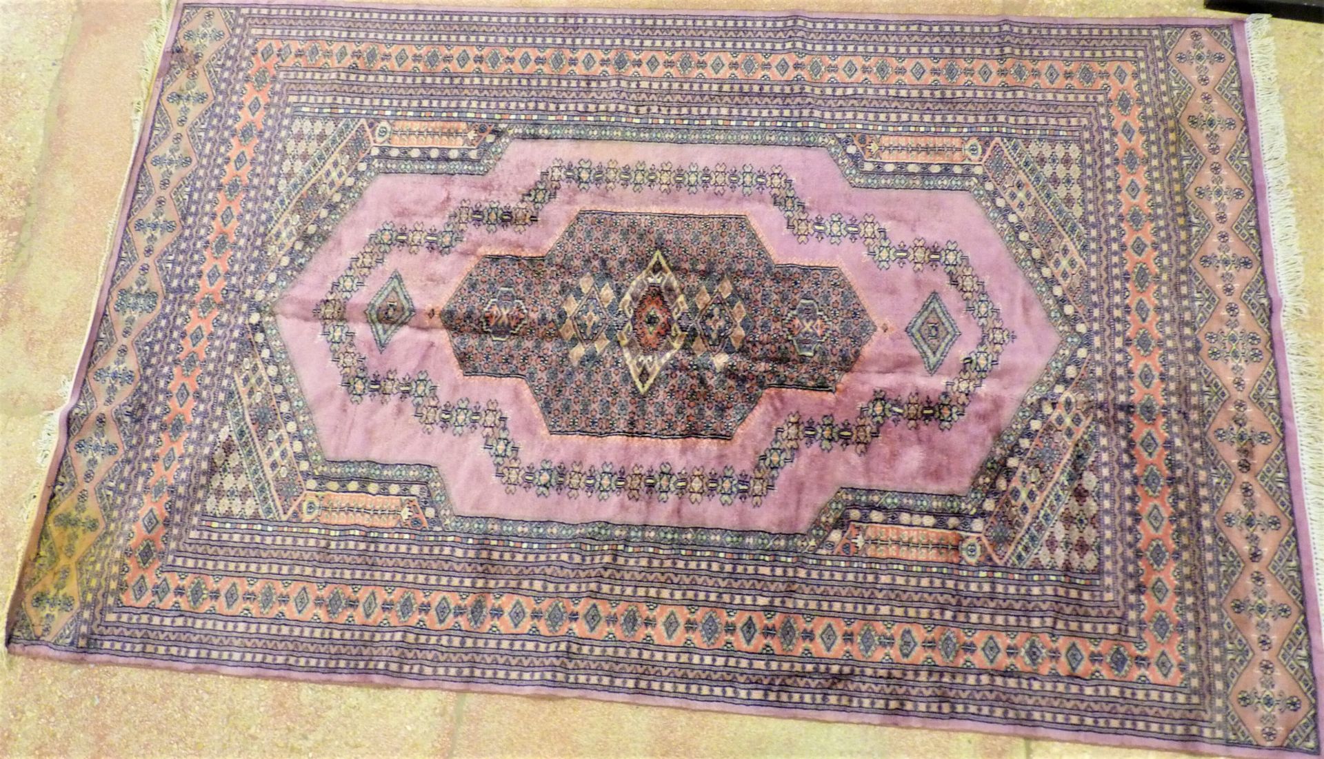 Null Grand tapis d'Orient en laine nouée à décor de motifs géométriques dans un &hellip;