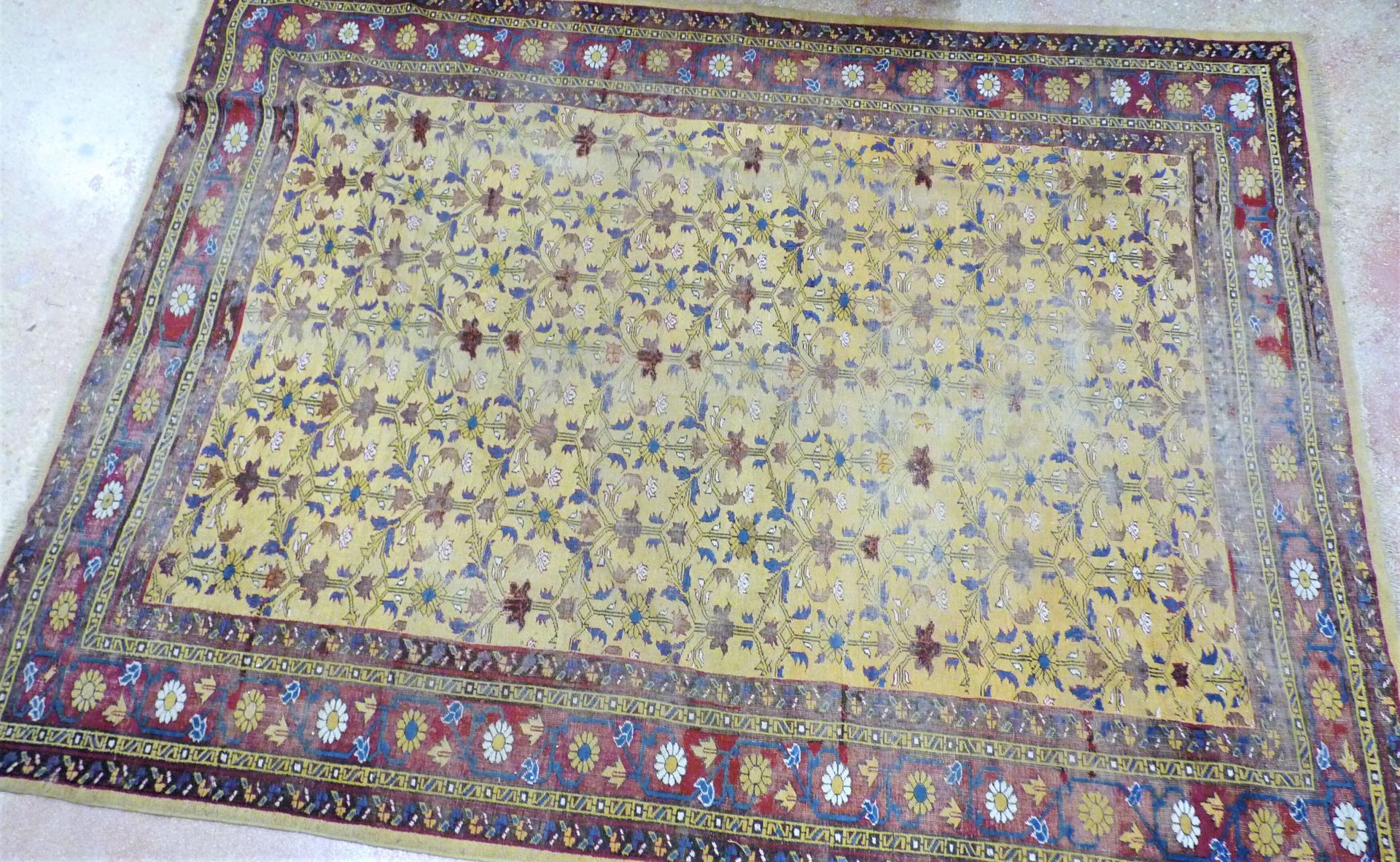 Null Grand tapis d'Orient en laine nouée à décor de motifs végétaux stylisés sur&hellip;