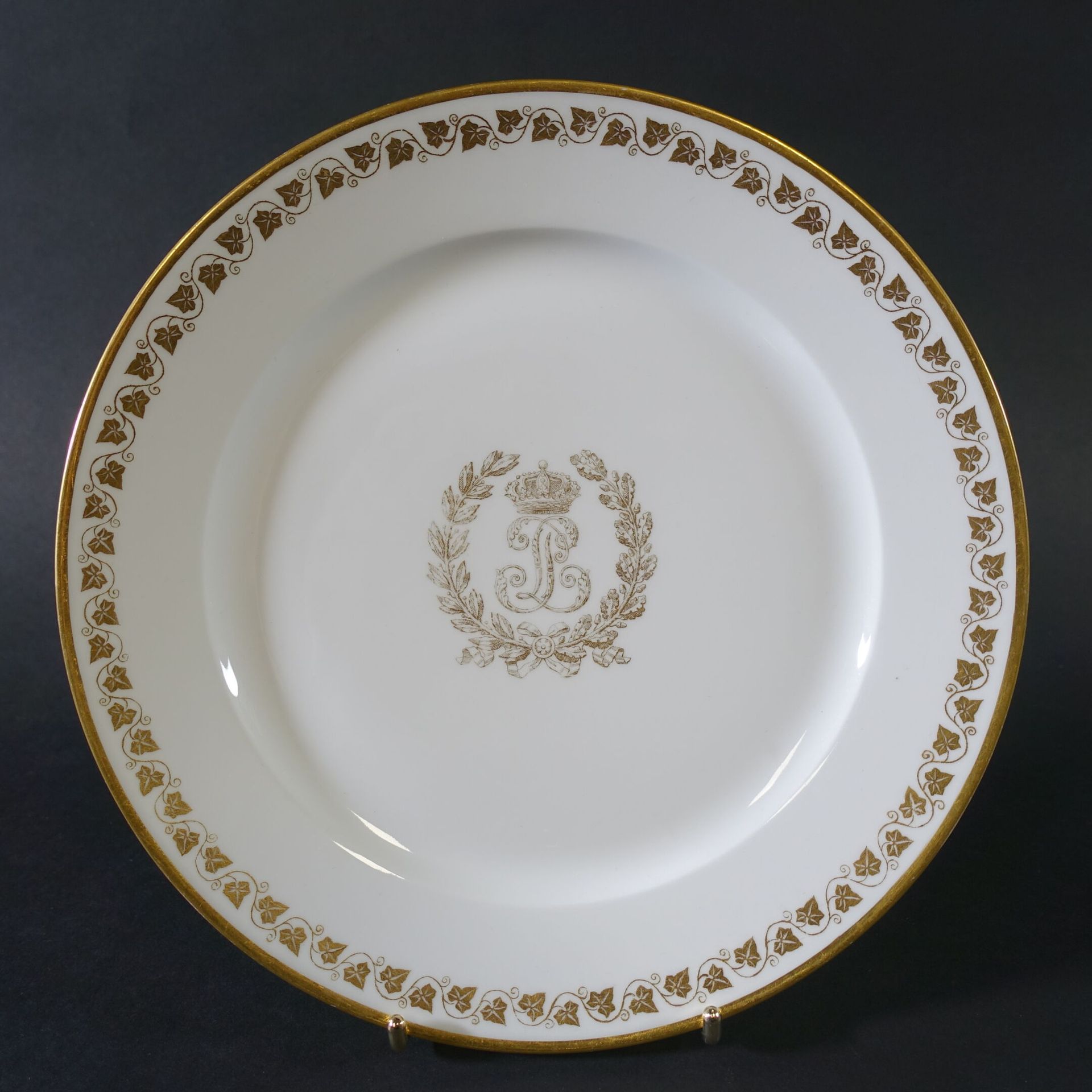 Null SEVRES : Assiette en porcelaine à décor doré au centre du chiffre de Louis-&hellip;