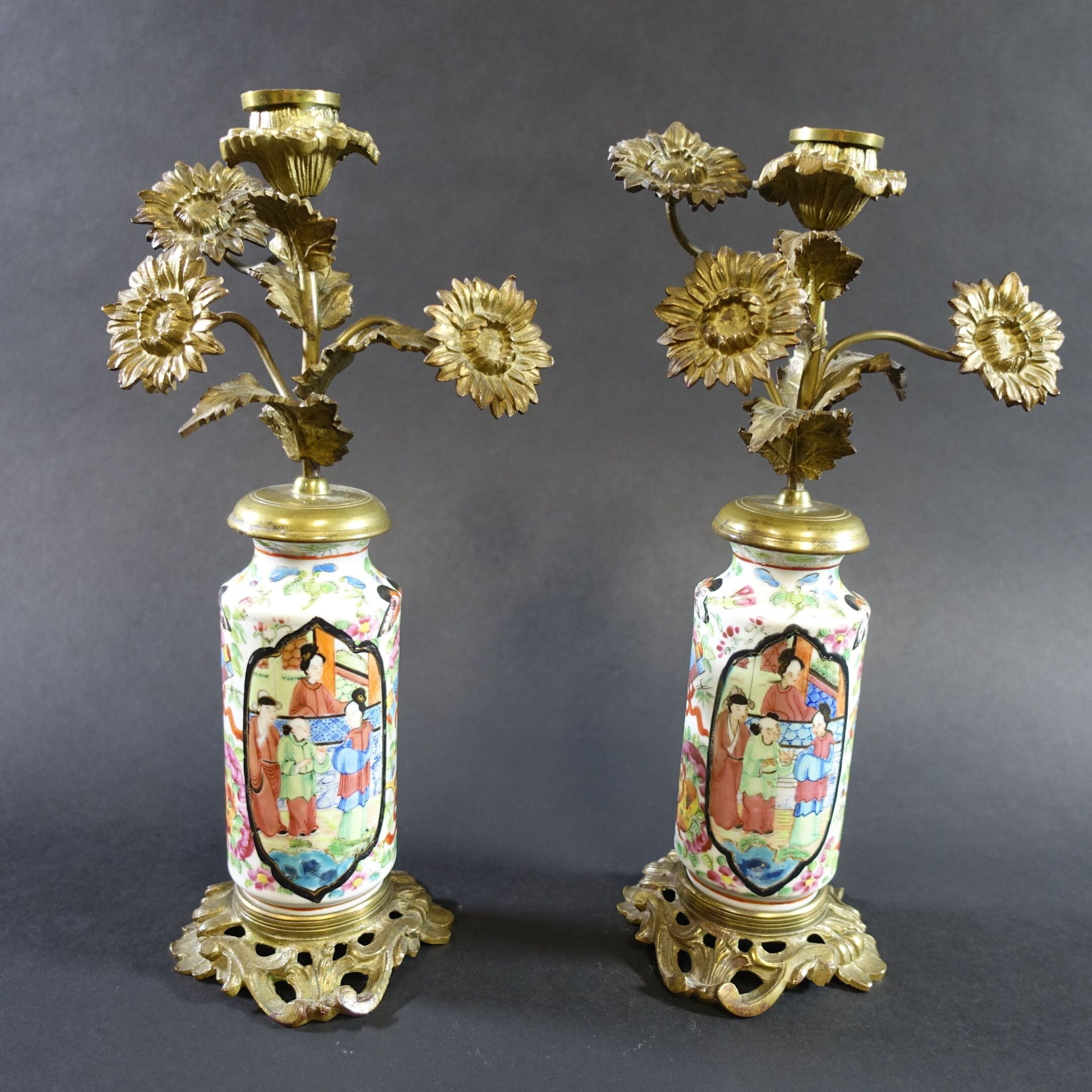 Null Paire de bougeoirs d'époque Napoléon III formés d'un vase en porcelaine de &hellip;