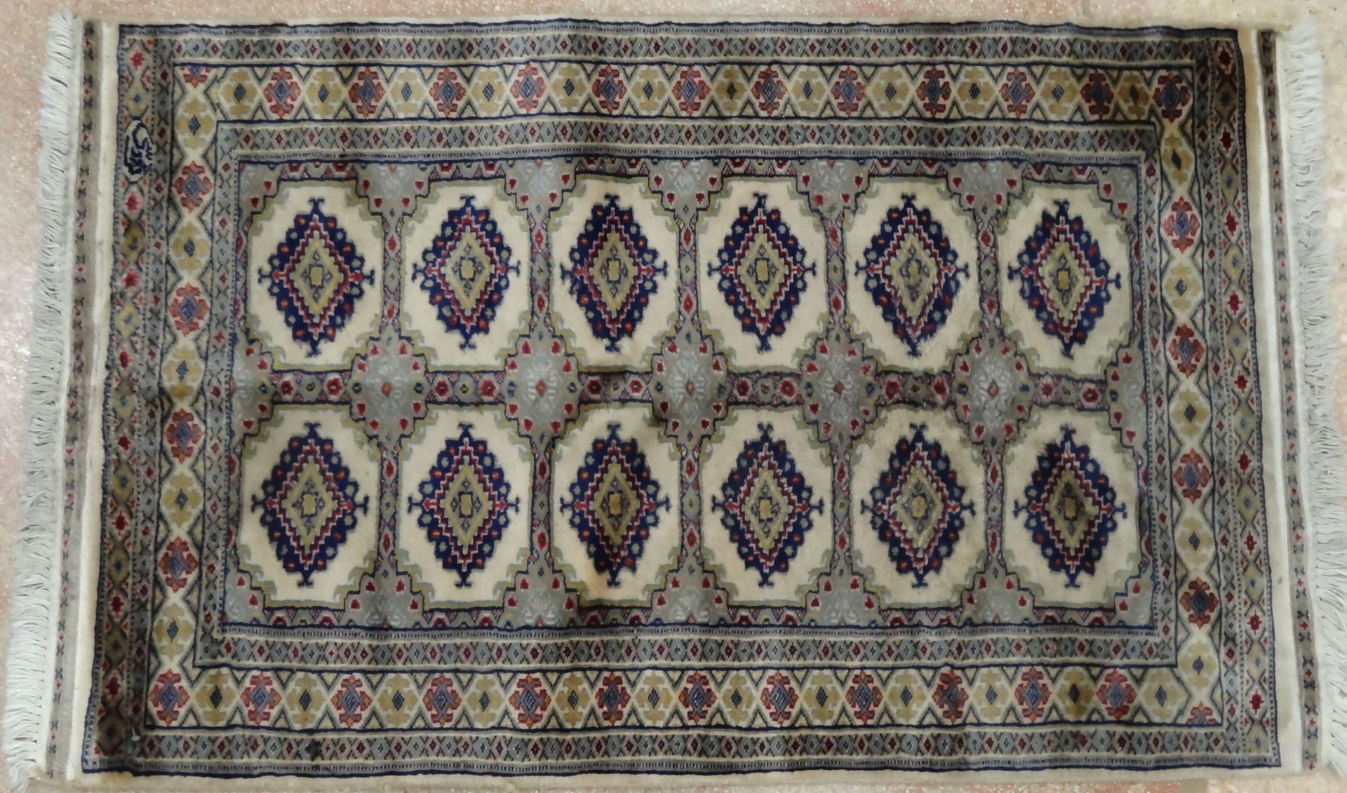 Null Tapis d'Orient en laine nouée à décor de douze losanges sur fond crème. 130&hellip;