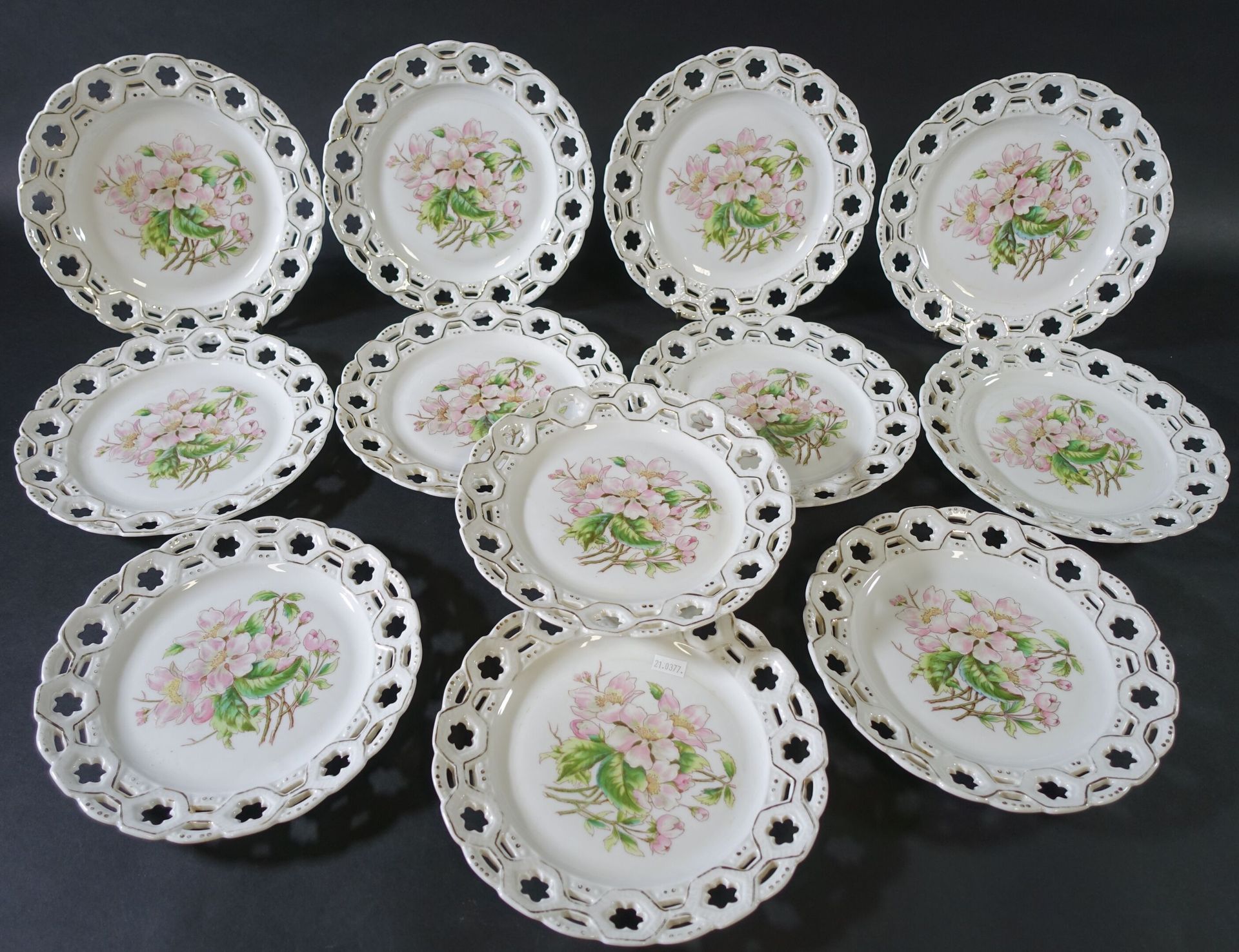 Null Suite de douze assiettes en porcelaine à décor polychrome de fleurs, aile à&hellip;