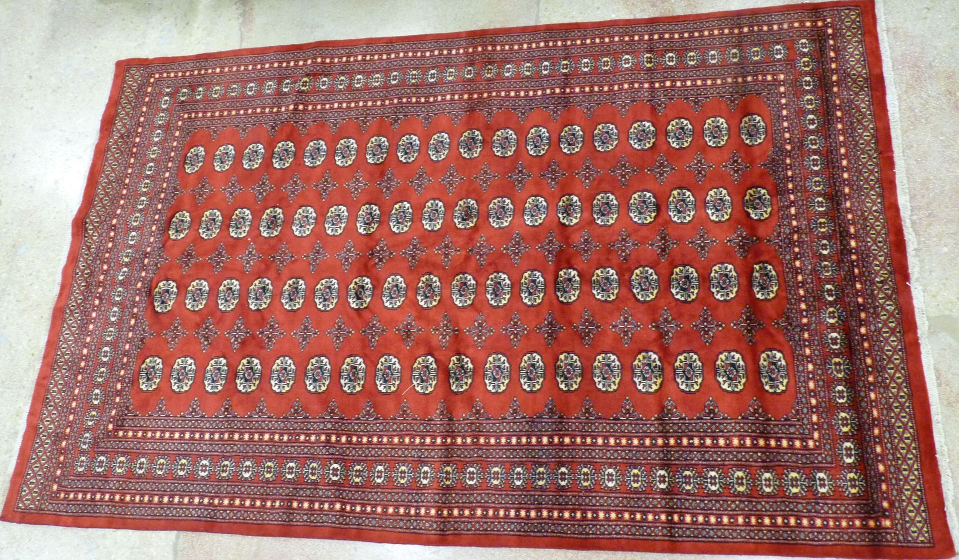 Null Grand tapis d'Orient en laine nouée à décor de güls sur fond rouge. 317 x 2&hellip;