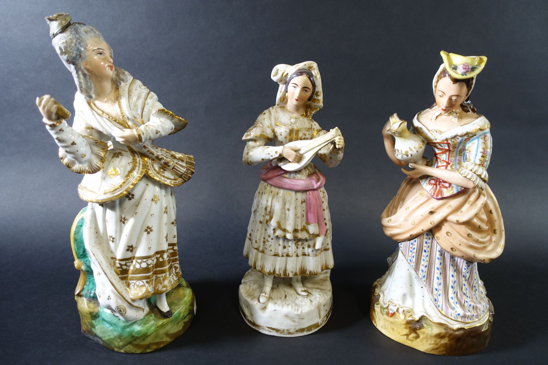 Null Trois veilleuses tisanières en porcelaine à décor polychrome et doré représ&hellip;