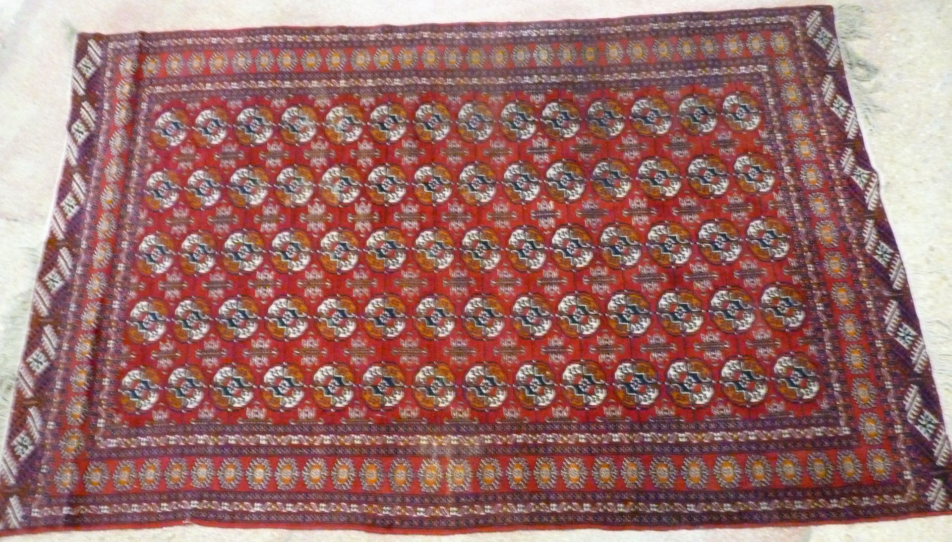 Null Grand tapis d'Orient en laine nouée à décor de güls sur fond rouge (usures)&hellip;