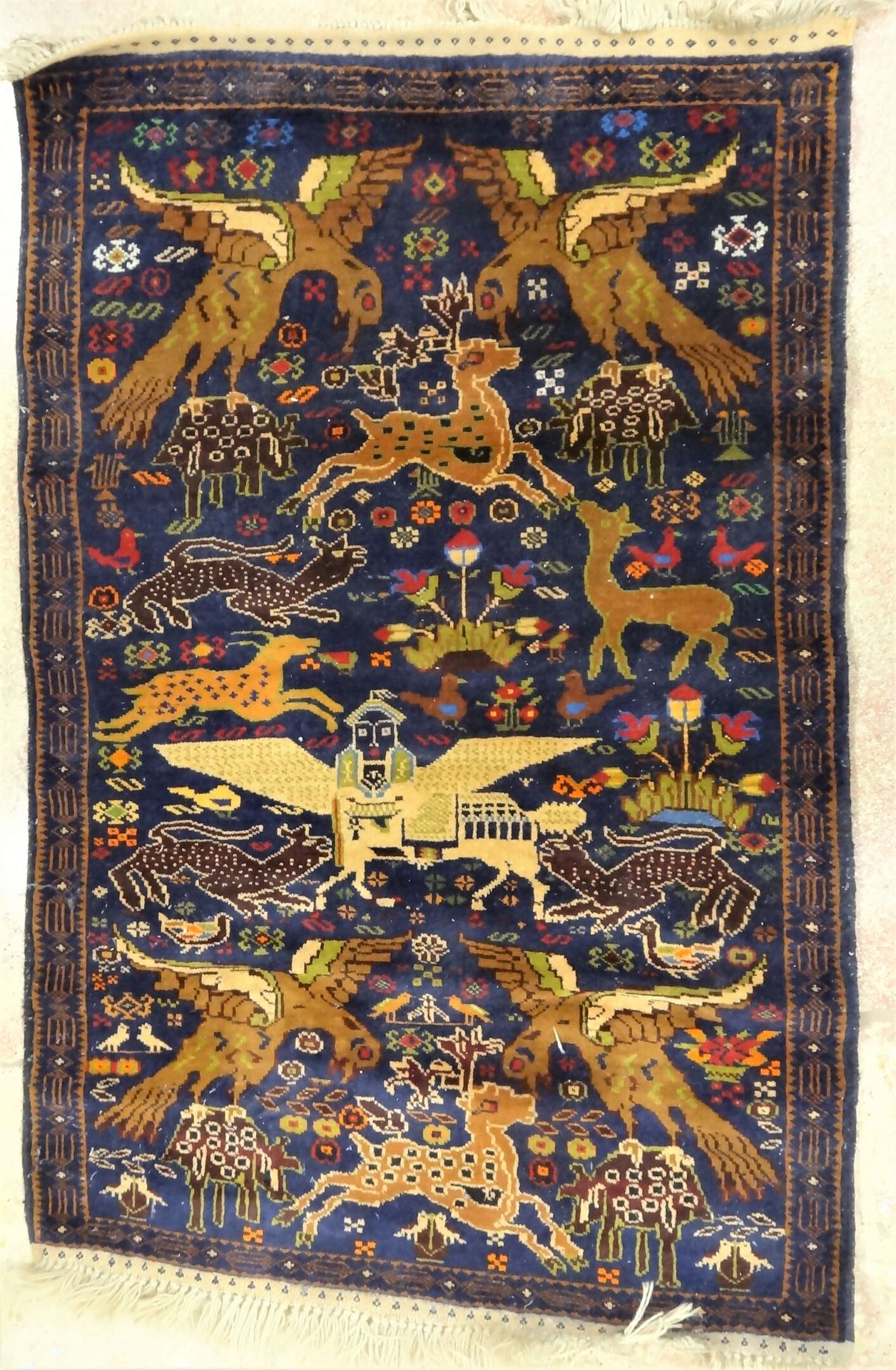 Null Tapis d'Orient en laine nouée à riche décor d'animaux fantastiques polychro&hellip;