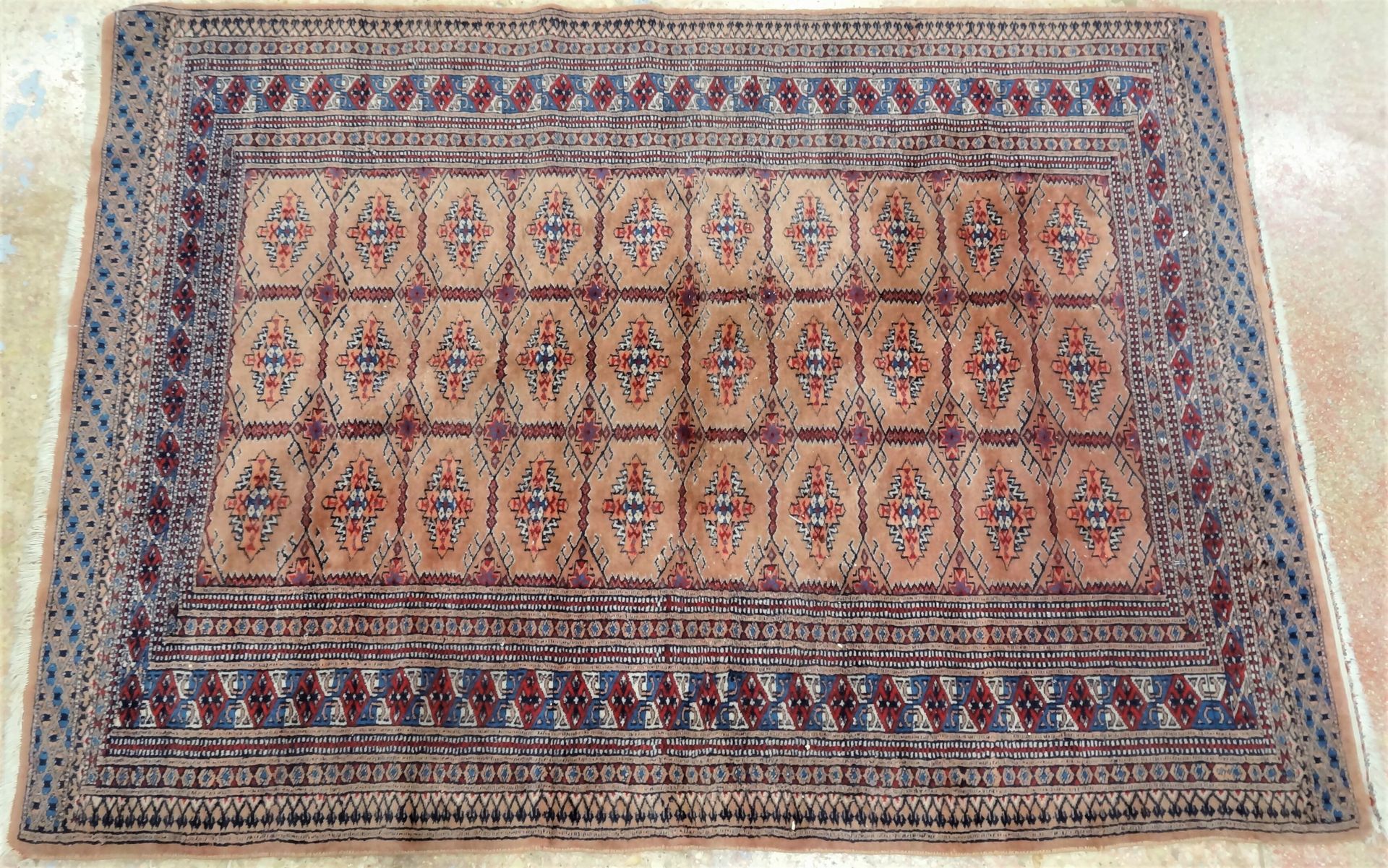 Null Tapis d'Orient en laine nouée à décor de motifs géométriques polychromes su&hellip;