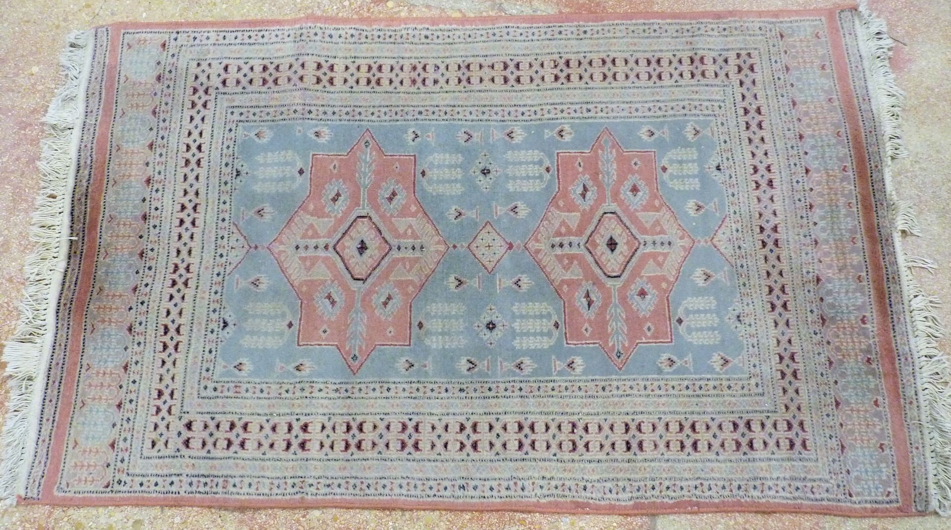 Null Tapis d'Orient en lainé nouée à décor de motifs géométriques sur fond bleu &hellip;